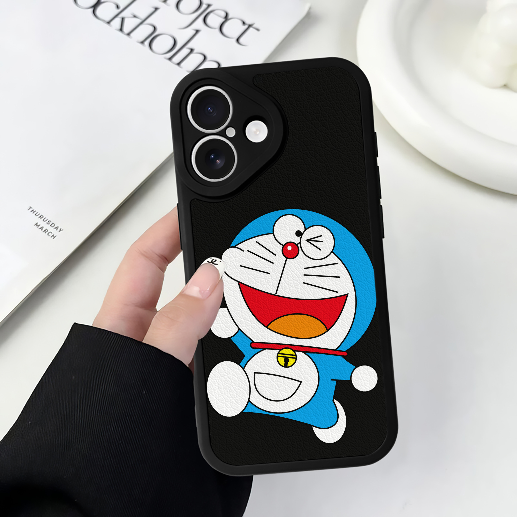 （画像用） ドラえもん Doraemon 【iPhone 16シリーズ対応】シリコンスマホケース（レザー調） 材質：シリコン